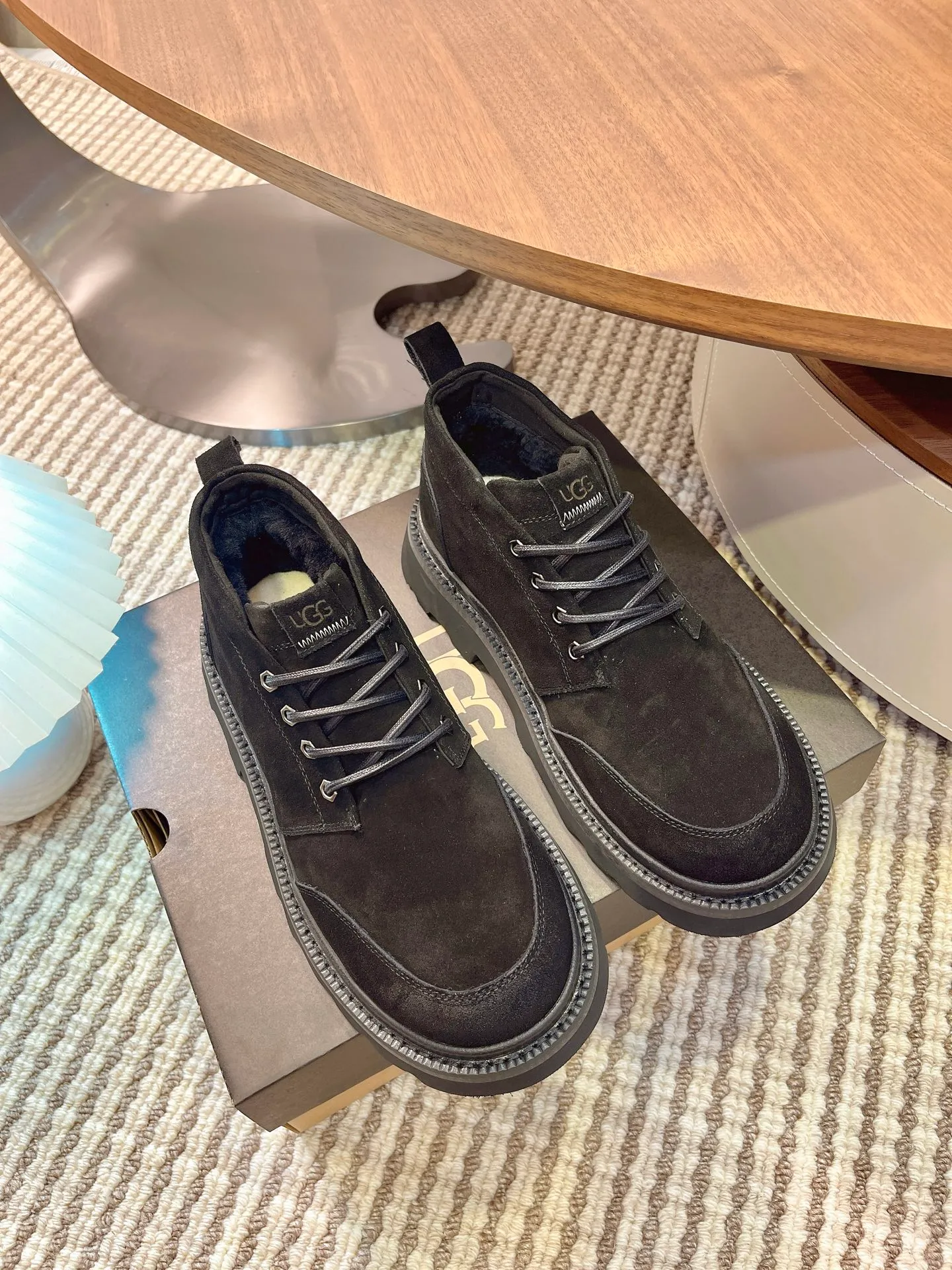 [UGG] P: 580💰 Size: 40 to 44 (45 custom-made) 2025 new style 𝑼𝑮𝑮•Men's ◾️. Winter snow boots and fur shoes. The matching coefficient is also 100%. 💥Good-looking✨Fully fashionable and full of aura when worn📈 Lager casual boots, lace-up style. The heels are decorated with hot embossed brand logos. Item No.: 1171113 Upper: high-quality cow suede Lining: sheepskin imported from Australia 🐑The inner lining is made of Australian lamb wool Outsole: EVA non-slip outsole.